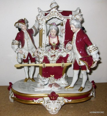 Porcelánová soška purpurových nosítek Royal Dux Bohemia 