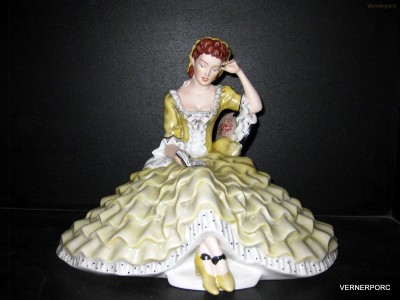 Porcelánová soška slečny s knihou Royal Dux Bohemia 