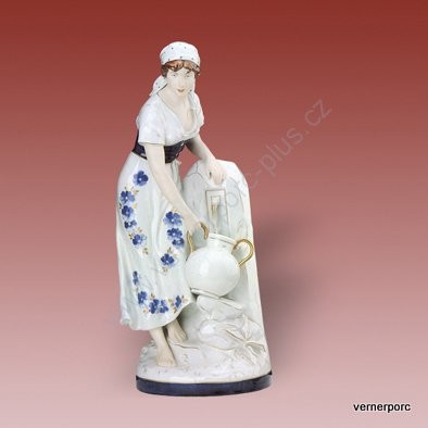Porcelánová soška ženy se džbánem Royal Dux Bohemia 